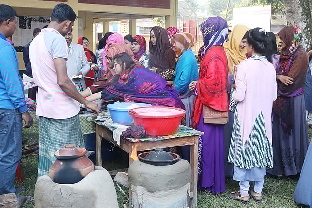 বাল্যবিবাহ আর উত্ত্যক্তের বিরুদ্ধে সভায় অংশগ্রহণকারীদের জন্য পিঠার আয়োজন করা হয়। ছবি: লেখক