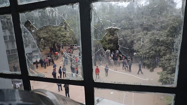 গত ২২ ডিসেম্বর ডাকসু ভবনে ভিপি নুরুল হকের কক্ষে বাতি নিভিয়ে হামলা চালান বিশ্ববিদ্যালয় শাখা ছাত্রলীগের নেতা-কর্মীরা। ফাইল ছবি