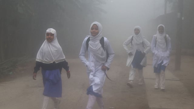 বিদ্যালয়ে যাচ্ছে শিক্ষার্থীরা