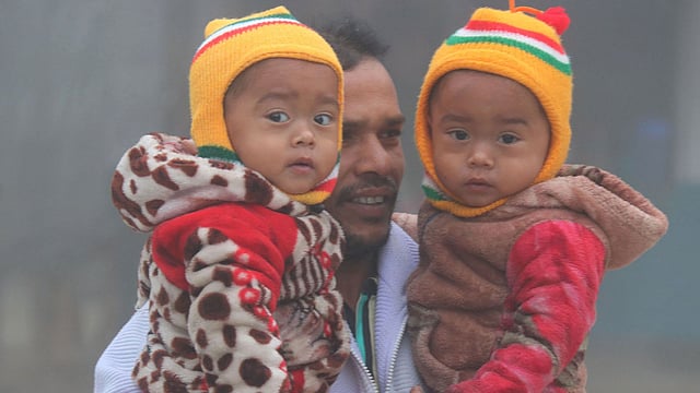 বাবার সঙ্গে যমজ শিশু