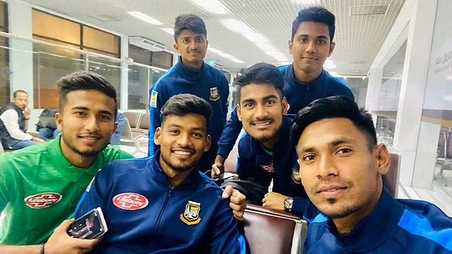 লাহোরের উড়ানে ওঠার আগে সতীর্থদের নিয়ে মোস্তাফিজের সেলফি। ছবি: ফেসবুক
