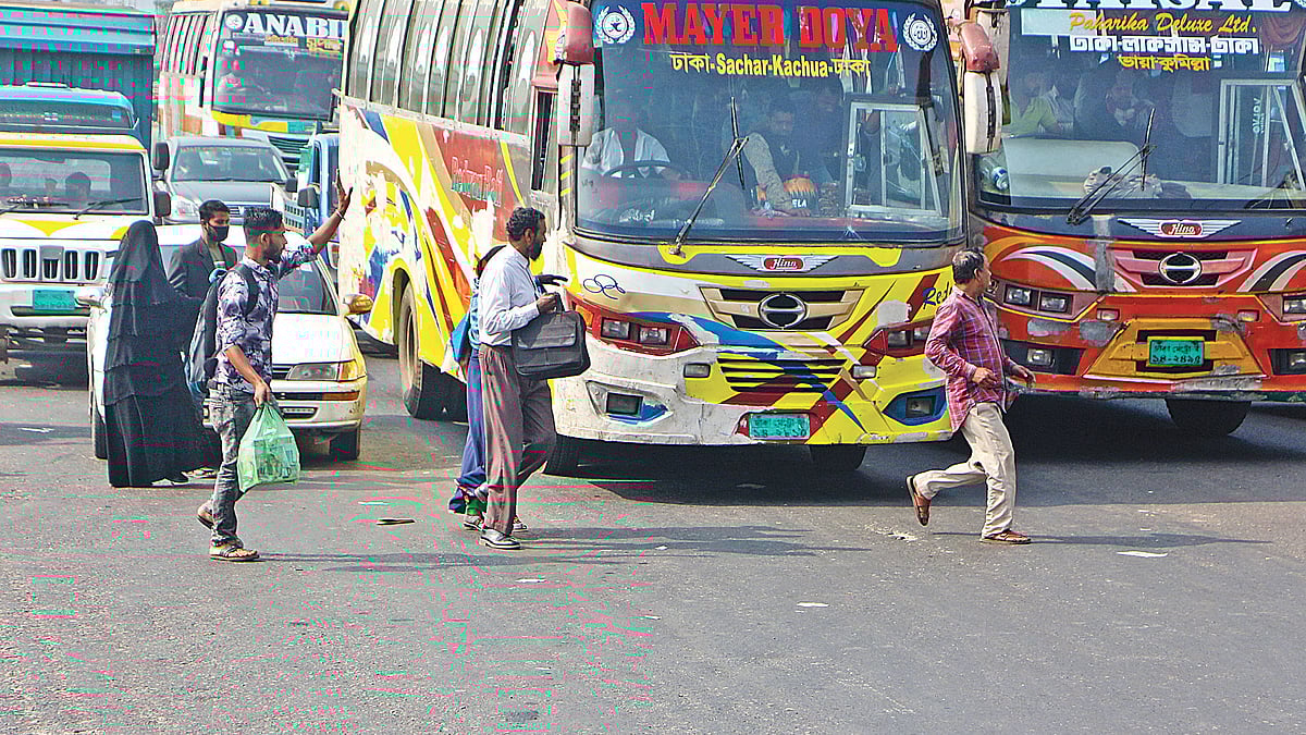 হাত দেখিয়ে রাস্তা পার। সম্প্রতি ঢাকা-চট্টগ্রাম মহাসড়কের নারায়ণগঞ্জের সাইনবোর্ড এলাকায়।