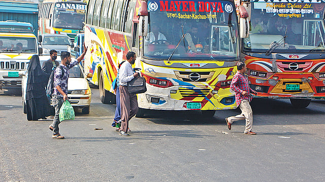 হাত দেখিয়ে রাস্তা পার। সম্প্রতি ঢাকা-চট্টগ্রাম মহাসড়কের নারায়ণগঞ্জের সাইনবোর্ড এলাকায়।