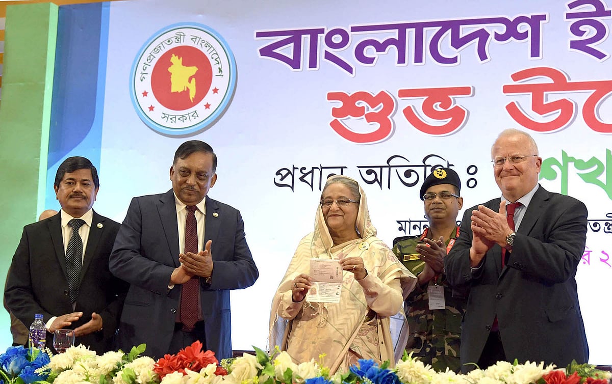 প্রধানমন্ত্রীর হাতে তাঁর ই-পাসপোর্ট হস্তান্তর করেন স্বরাষ্ট্রমন্ত্রী আসাদুজ্জামান খান কামাল। বঙ্গবন্ধু আন্তর্জাতিক সম্মেলন কেন্দ্র, ২২ জানুয়ারি। ছবি: পিআইডি