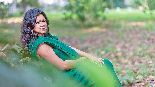 হবু মাকে সুস্থ থাকতে হলে নিয়মিত খেতে হবে পুষ্টিকর খাবার। গত বছর মা হয়েছেন ইন্ডিপেন্ডেন্ট টিভির সাংবাদিক খাদিজাতুল কোবরা। সন্তান জন্মানোর আগে ছবিটি তোলা হয়েছে। ছবি: সংগৃহীত