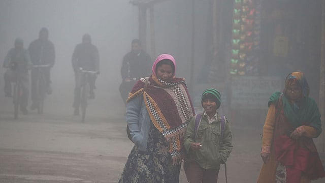 খুদে শিক্ষার্থী নিয়ে যাচ্ছেন অভিভাবক
