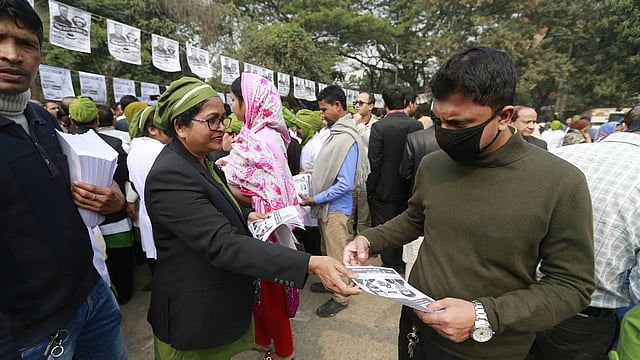 আওয়ামী লীগের মেয়র প্রার্থী আতিকুল ইসলামের নির্বাচনী সভায় সোহরাওয়ার্দী হাসপাতালের বেশ কয়েকজন চিকিৎসক ও নার্সকে উপস্থিত থাকতে দেখা যায়। ছবি: শুভ্র কান্তি দাশ
