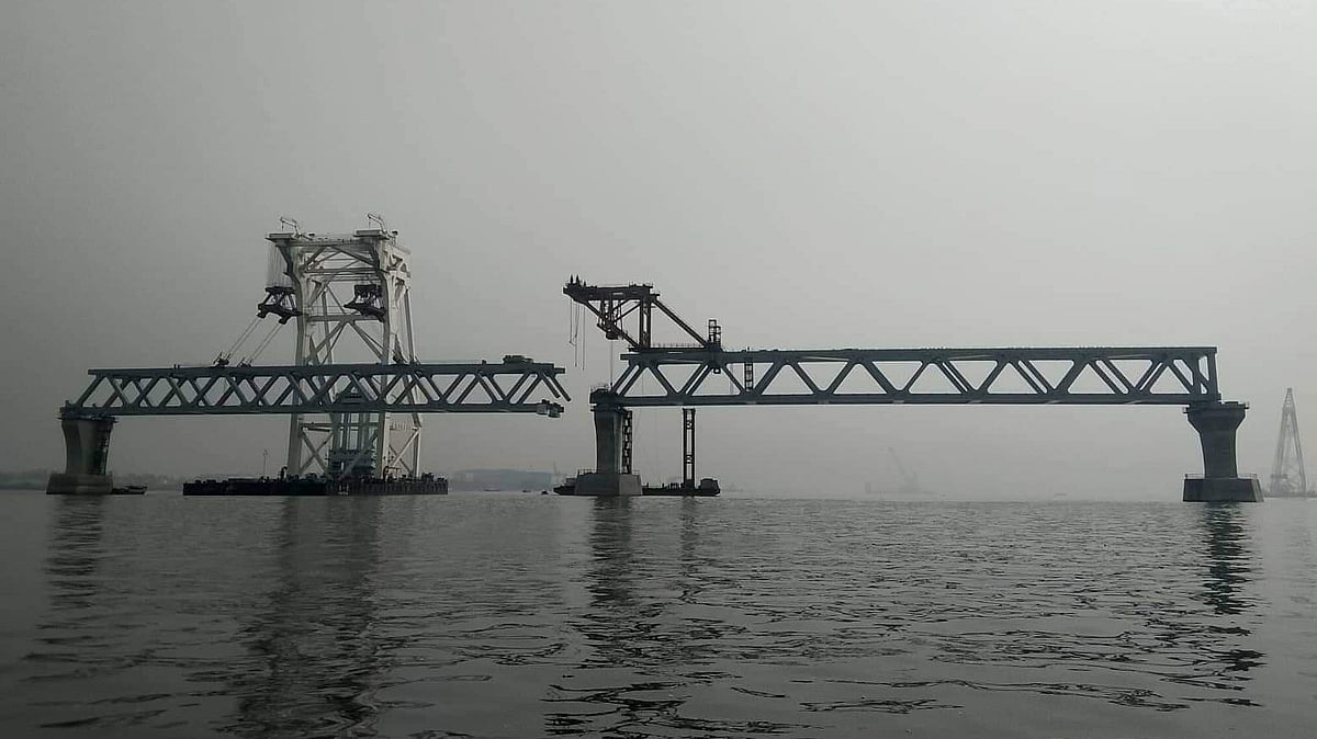 বৃহস্পতিবার দুপুরের দিকে ২২তম স্প্যানটি বসানো হয়। ছবি: সংগৃহীত