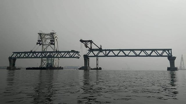বৃহস্পতিবার দুপুরের দিকে ২২তম স্প্যানটি বসানো হয়। ছবি: সংগৃহীত