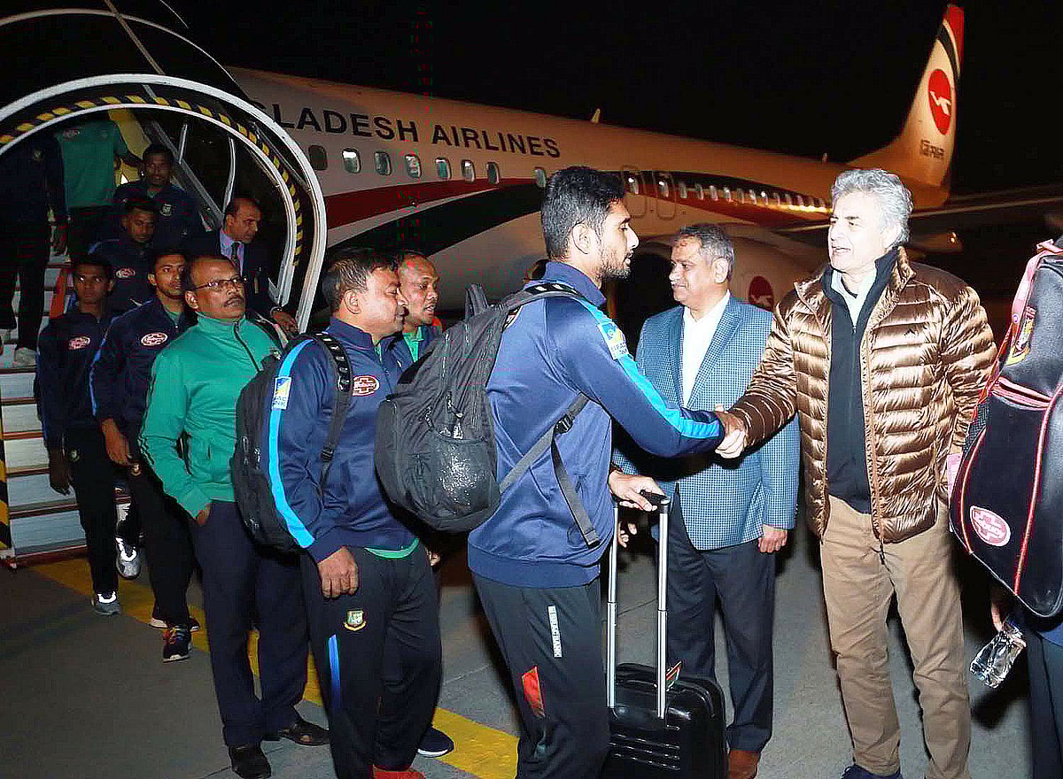 বিমান থেকে নামার পর উঞ্চ অভ্যর্থনা পেয়েছে বাংলাদেশ দল। ছবি: বিসিবি