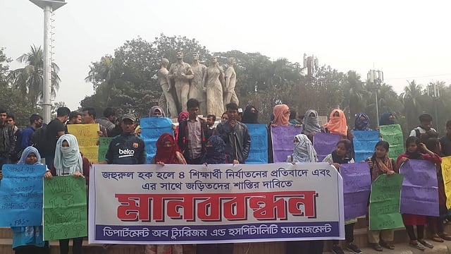 ছাত্রশিবিরের রাজনীতির সঙ্গে জড়িত সন্দেহে ঢাকা বিশ্ববিদ্যালয়ের চার ছাত্রকে পিটিয়েছে ছাত্রলীগ। এর প্রতিবাদ ও বিচার চেয়ে শিক্ষার্থীদের মানববন্ধন। রাজু ভাস্কর্য, ঢাকা বিশ্ববিদ্যালয়, ২৩ জানুয়ারি। ছবি: হাসান রাজা