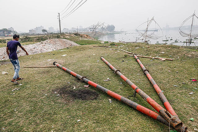 রাজধানীর রায়েরবাজারের বারইখালীতে বুড়িগঙ্গার তীরের এই স্থানে সীমানা পিলার বসাতে পাইলিংয়ের প্রস্তুতি চলছিল। গতকাল বুধবার ১১ হাজার কেভি বিদ্যুৎ লাইনের সঙ্গে লোহার পাইপ লেগে বিদ্যুতায়িত হয়ে তিন শ্রমিক ঘটনাস্থলেই পুড়ে মারা যান। ঢাকা, ২৩ জানুয়ারি। ছবি: দীপু মালাকার