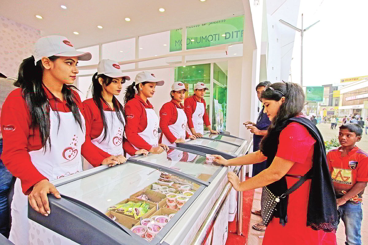 বাণিজ্য মেলার একটি স্টলে তৎপর বিক্রয়কর্মীরা। ছবি: প্রথম আলো