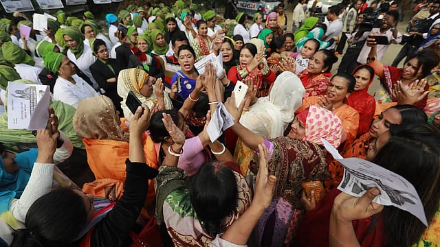আওয়ামী লীগের মেয়র প্রার্থী আতিকুল ইসলামের নির্বাচনী সভায় সোহরাওয়ার্দী হাসপাতালের বেশ কয়েকজন চিকিৎসক ও নার্সকে উপস্থিত থাকতে দেখা যায়। ছবি: শুভ্র কান্তি দাশ