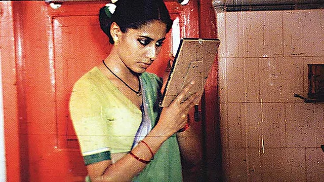 কুমার সাহানির চলচ্চিত্র তারাঙ্গ–এর দৃশ্যে স্মিতা পাতিল