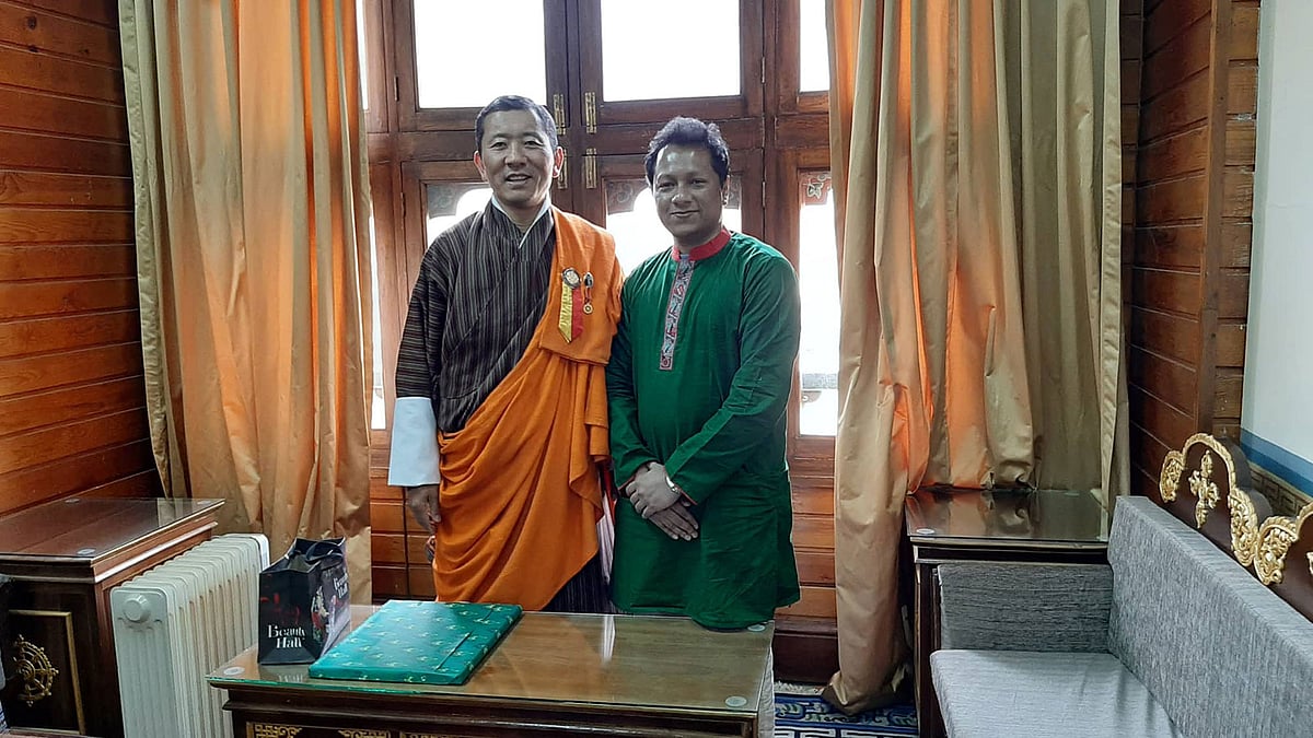 ভুটানের প্রধানমন্ত্রী লোটে শেরিংয়ের সঙ্গে ড্রিম ৭১-এর ব্যবস্থাপনা পরিচালক রাশাদ কবির। ছবি: ড্রিম ৭১-এর সৌজন্যে