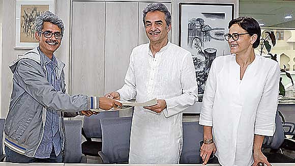 চুক্তি স্বাক্ষর অনুষ্ঠানে জাফর আহমদ রাশেদ, ৈসয়দ ইরাজ ওয়ালীউল্লাহ ও ৈসয়দা সিমিন ওয়ালীউল্লাহ। ছবি: সাবিনা ইয়াসমিন