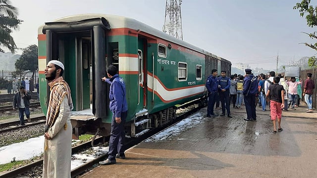 ব্রাহ্মণবাড়িয়া রেলস্টেশনে যাত্রীবাহী পারাবত ট্রেনে অগ্নিকাণ্ডের ঘটনা ঘটেছে। ছবি: সুমন মোল্লা