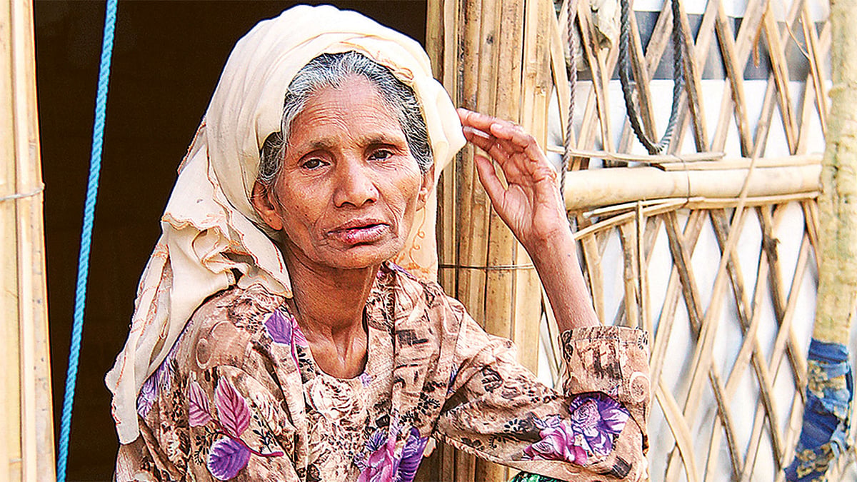 আশ্রয় নেওয়া ছেলেহারা এক রোহিঙ্গা মা। গত বৃহস্পতিবার বিকেলে টেকনাফে লেদা রোহিঙ্গা শিবিরে। ছবি: প্রথম আলো