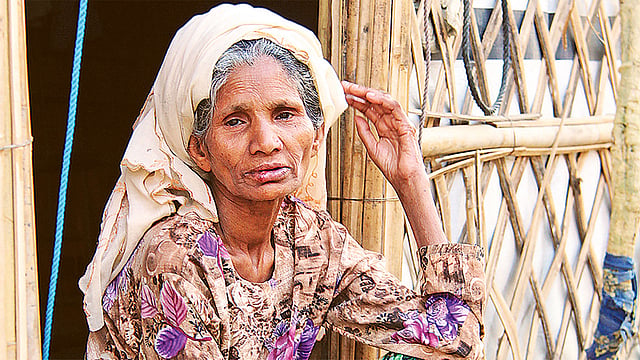আশ্রয় নেওয়া ছেলেহারা এক রোহিঙ্গা মা। গত বৃহস্পতিবার বিকেলে টেকনাফে লেদা রোহিঙ্গা শিবিরে।  ছবি: প্রথম আলো