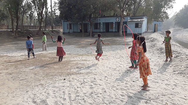 সকালের মিঠে রোদে খেলায় মগ্ন শিশুরা। মোঘলের কেল্লা সরকারি প্রাথমিক বিদ্যালয়ের মাঠ, বোদা উপজেলা, পঞ্চগড়, ২৫ জানুয়ারি। ছবি: রাজিউর রহমান