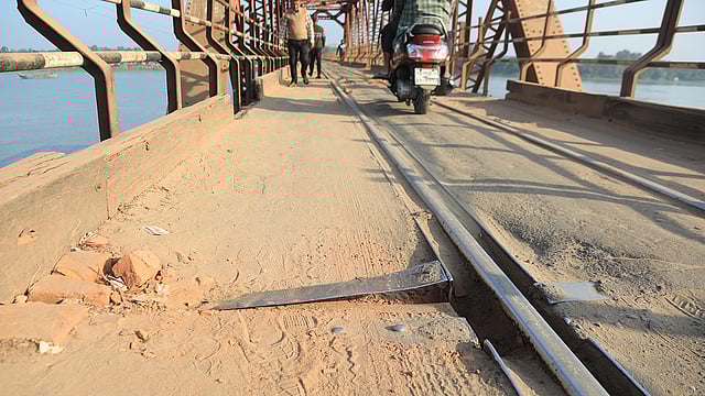 সেতুর বিভিন্ন স্থানে বের হয়ে থাকা লোহার পাত