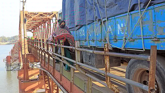 চলছে মানুষ ও যানবাহনের ঝুঁকিপূর্ণ চলাচল