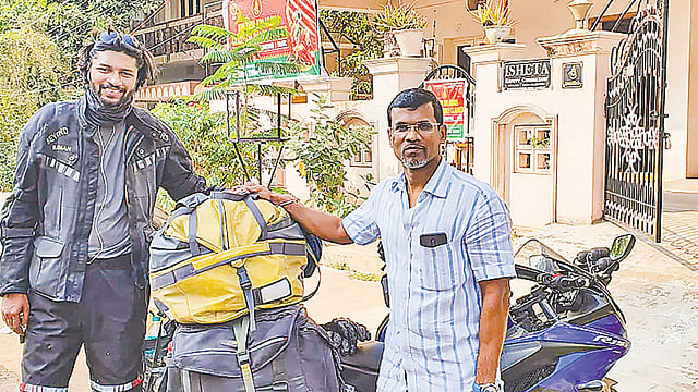 মোটরবাইকে ভারতের প্রথম বিশ্বভ্রমণকারী ভারদ্বাজ দায়ালার সঙ্গে সাজেদুর।