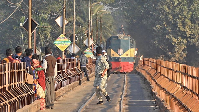 ট্রেন আসছে, নিরাপদ স্থানে আশ্রয় নিতে ব্যস্ত পথচারী