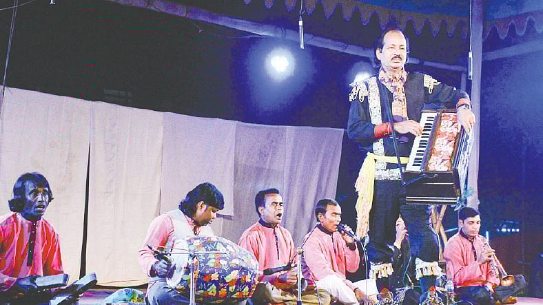 গান ও নাচের তালে কিস্‌সা বলেন সাইদুল ইসলাম। ছবি: সংগৃহীত