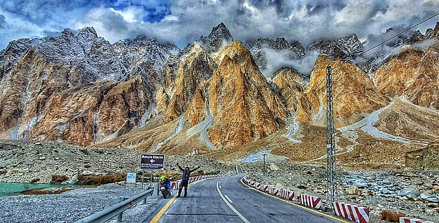 পাকিস্তানের কারাকোরাম মহাসড়কে সাজেদুর রহমান।