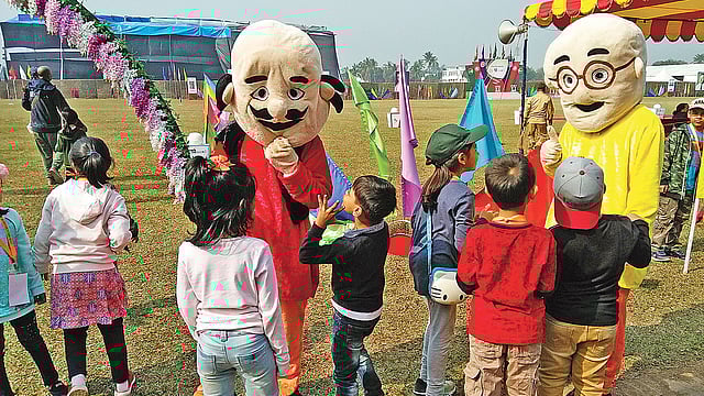 ছোটদের প্রিয় কার্টুন চরিত্র ‘মোটো-পাতলু’র সাজে দুজন। তাঁদের দেখে দারুণ আনন্দিত হয় শিশুরা। গতকাল দুপুরে টাঙ্গাইলের মির্জাপুর ক্যাডেট কলেজ মাঠে পুর্ণর্মিলনী অনুষ্ঠানে।  ছবি: প্রথম আলো