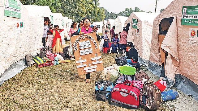 গাজীপুরের কালিয়াকৈরের মৌচাক স্কাউট প্রশিক্ষণ কেন্দ্রে নিজ নিজ তাঁবু গোছাতে ব্যস্ত কাব স্কাউটরা। সম্প্রতি তোলা ছবি।  মাসুদ রানা