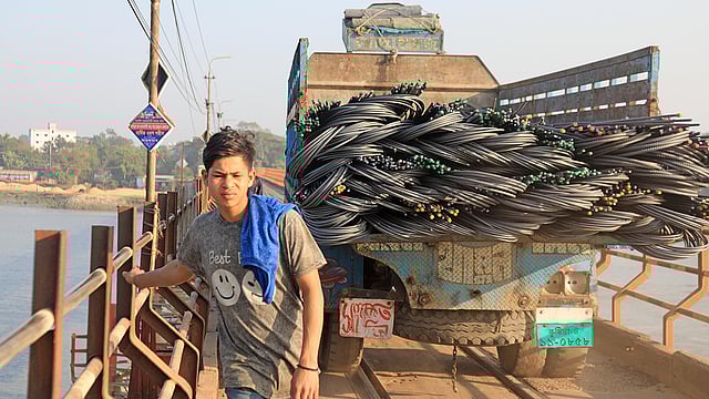 সেতু পারাপারে পথচারীর সতর্কতা