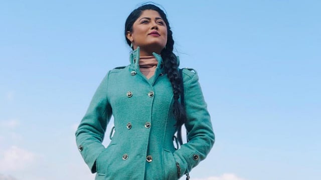 লম্বা হওয়ার কারণে বিনোদনপাড়ায় মৌসুমী হামিদকে তালগাছ নামে ডাকা হয়। ছবি: ইনস্টাগ্রাম