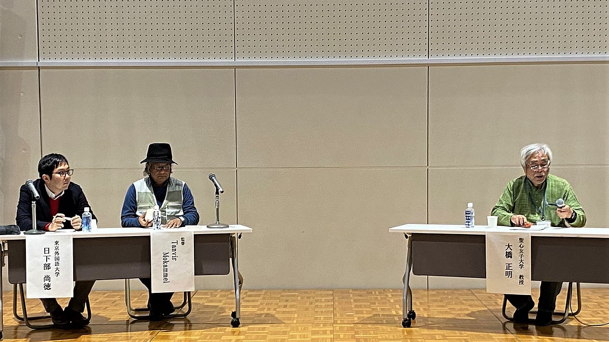 প্রদর্শনীর শেষে প্রশ্নোত্তর পর্বে (বাঁ থেকে) টোকিও বিদেশবিদ্যা বিশ্ববিদ্যালয়ের সহযোগী অধ্যাপক নাওনোরি কুসাকাবে, তানভীর মোকাম্মেল এবং অধ্যাপক মাসাআকি ওহাশি। ছবি: প্রথম আলো