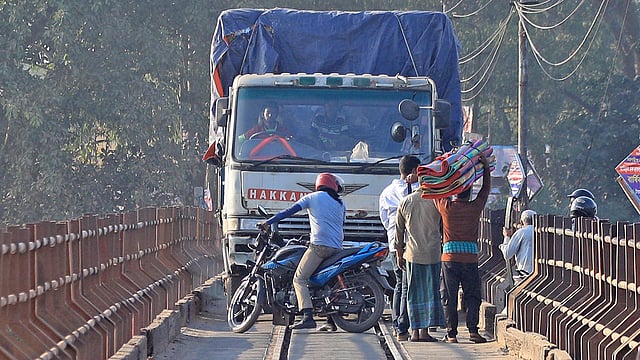 বড় ধরনের দুর্ঘটনার আশঙ্কা বাড়ছে