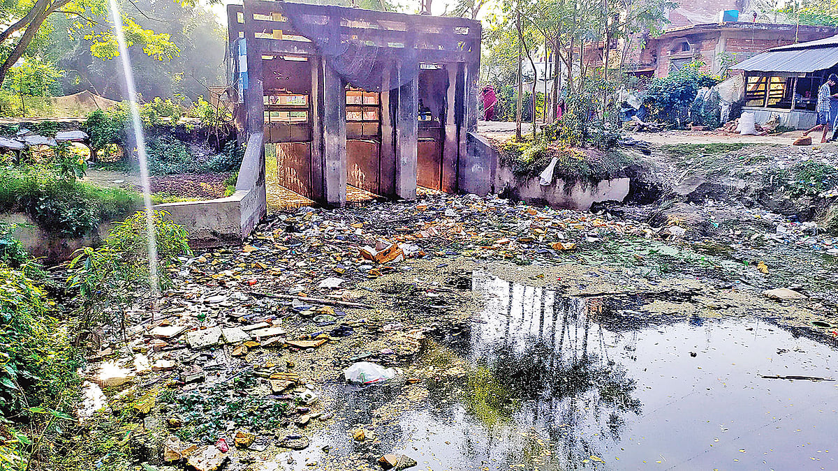 ময়লা জমে অকেজো হয়ে পড়েছে স্লুইসগেটটি। বুধবার বিকেলে সীতাকুণ্ডের সৈয়দপুরের বসরতনগর গ্রামের ছোট কুমিরা খাল এলাকায়। প্রথম আলো