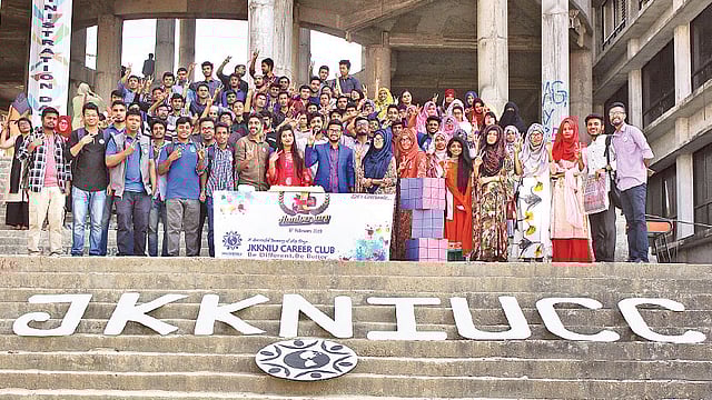 পেশা বিষয়ক নানা আলোচনায় ক্যাম্পাস মুখর রাখেন এই শিক্ষার্থীরা। ছবি: সংগৃহীত