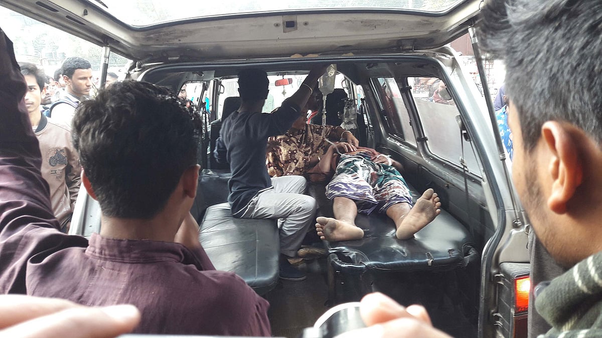 পুলিশ ও পাথরশ্রমিকদের সংঘর্ষে আহত ব্যক্তিদের চিকিৎসার জন্য পঞ্চগড় আধুনিক সদর হাসপাতালে নেওয়া হয়। ছবি: রাজিউর রহমান