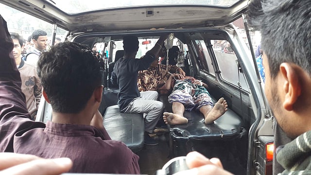 পুলিশ ও পাথরশ্রমিকদের সংঘর্ষে আহত ব্যক্তিদের চিকিৎসার জন্য পঞ্চগড় আধুনিক সদর হাসপাতালে নেওয়া হয়। ছবি: রাজিউর রহমান