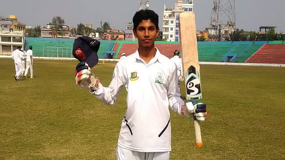 ৬৬ বলে সেঞ্চুরি পেয়েছে বরিশাল টাউন হাই স্কুলের মোহাম্মদ ইমান।