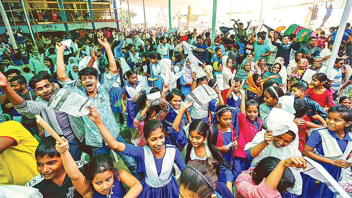 ঢাকা উত্তর সিটি করপোরেশন নির্বাচনে আওয়ামী লীগের মেয়র প্রার্থী আতিকুল ইসলামের সমাবেশে স্কুলশিক্ষার্থীরা। গতকাল নদ্দার কালাচাঁদপুর সরকারি স্কুল প্রাঙ্গণে।  ছবি: সাজিদ হোসেন