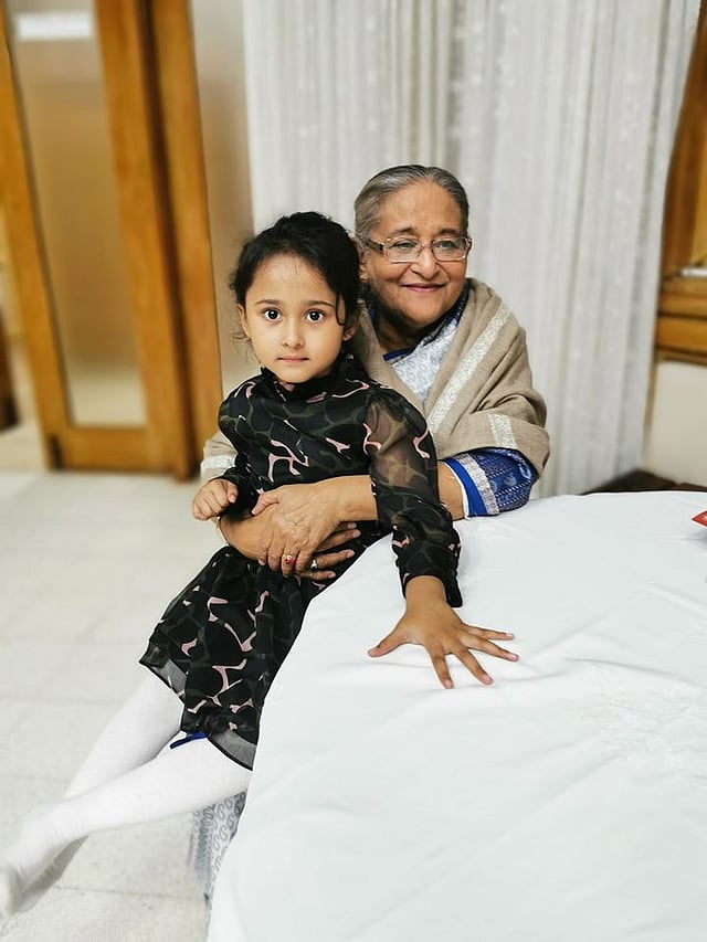 সাকিবের মেয়ে আলাইনার সঙ্গে প্রধানমন্ত্রী। ছবি: সাকিবের ফেসবুক পেজ