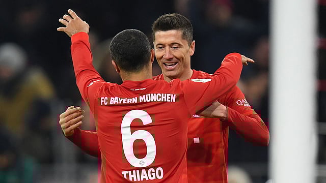 বায়ার্নের দুই গোলদাতা লেফান্ডভস্কি ও আলকান্ত্রার উল্লাস। ছবি: এএফপি