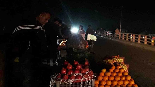 বাতি না জ্বলায় অন্ধকারে ডুবে আছে মৌলভীবাজারের চাঁদনীঘাটে মনু সেতু। যানবাহনের আলো ও ভ্রাম্যমাণ দোকানের আলো ছাড়া দেখা যায় না কিছু। গত বৃহস্পতিবার রাতে।  ছবি: প্রথম আলো