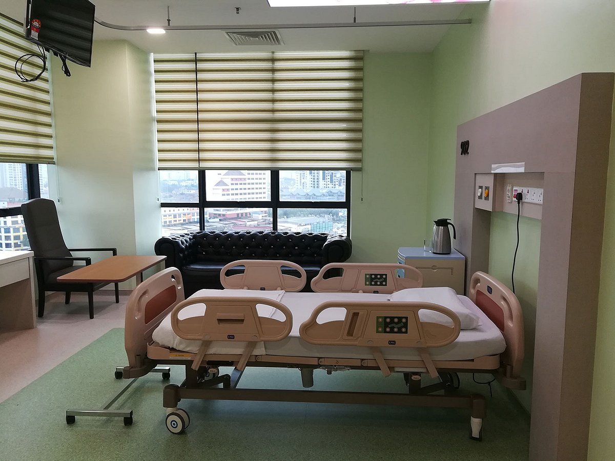 মালয়েশিয়ার পরিষ্কার-পরিচ্ছন্ন হাসপাতালে রোগীর সঙ্গে তাঁর পরিবারের থাকা-খাওয়ার যাবতীয় সুব্যবস্থাও আছে। ছবিটি প্রিন্স কোর্ট মেডিকেল সেন্টারের। ছবি: রাশেদুল আলম