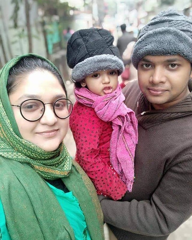 মা-বাবার সঙ্গে সরৌশী। ছবি: ফেসবুক থেকে নেওয়া