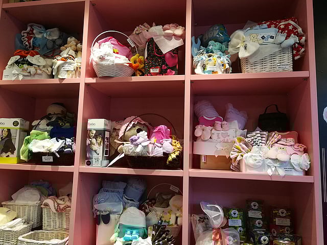 মালয়েশিয়ার হাসপাতালগুলোয় নবজাতকের জন্য তুলতুলে পোশাক সাজিয়ে রাখা হয়। তবে এগুলো বিক্রির জন্য। ছবি: রাশেদুল আলম