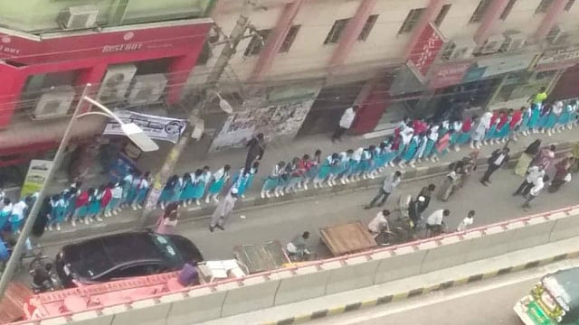 রাজধানীর ওয়ারীতে লরির চাপায় এক স্কুলছাত্র নিহত হওয়ার প্রতিবাদে স্থানীয় ও ছাত্ররা সড়ক অবরোধ করে। ছবি: প্রথম আলো